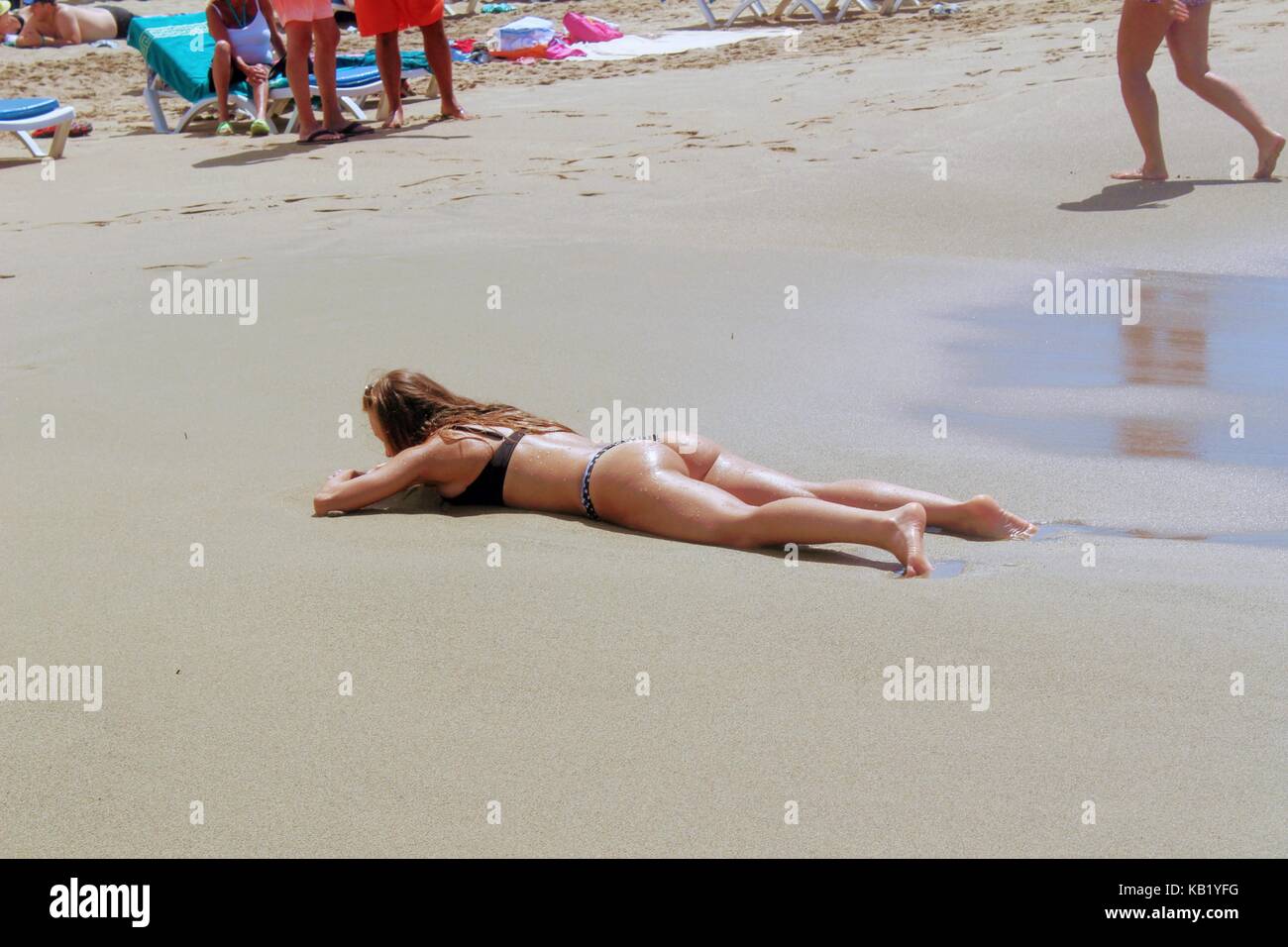 Juli, 2017 - eine Frau, Sonnenbaden in der Sand, der am Ufer des Meeres im Cleopatra Beach (Alanya, Türkei). Stockfoto