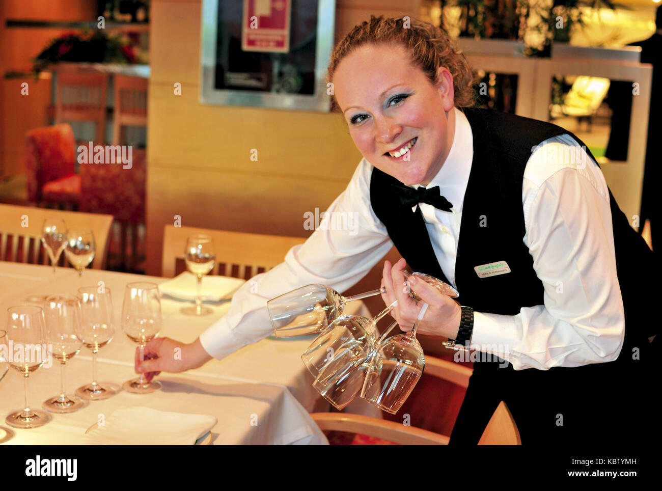 Portugal, Lissabon, Service beim Bedecken der Tische im Restaurant des 'El Corte Ingles', Stockfoto