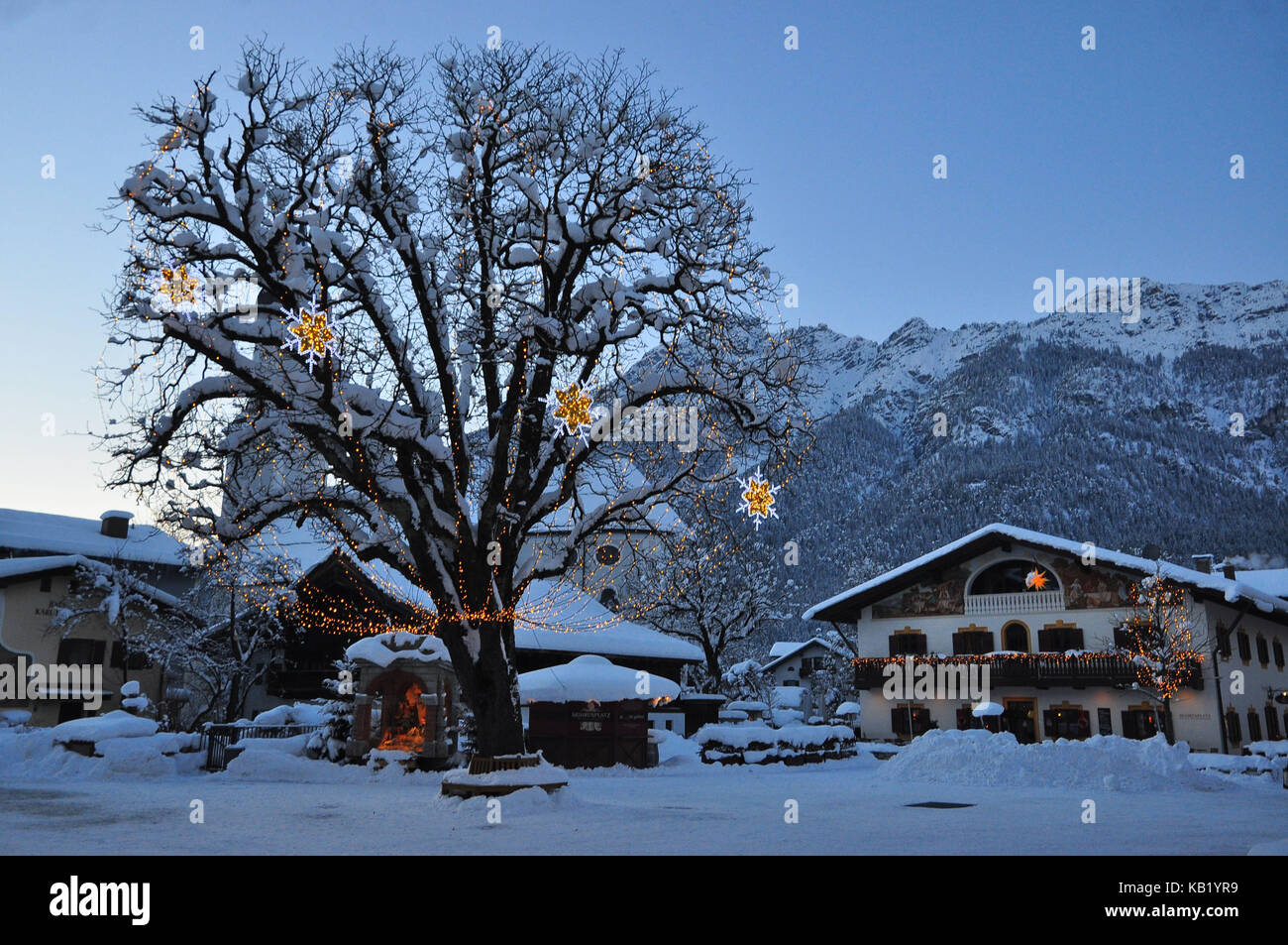 Deutschland, Bayern, Garmisch-Partenkirchen, Weihnachtsdekoration auf dem Mohrenplatz, Stockfoto