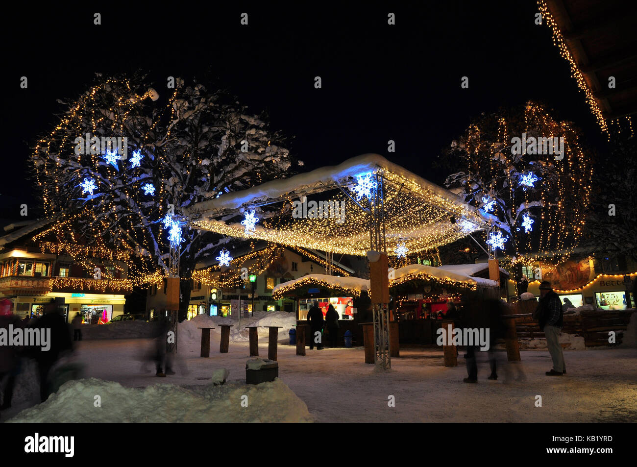 Deutschland, Bayern, Garmisch-Partenkirchen, Weihnachtsmarkt, Weihnachtsdekoration, Fußgängerzone, Stockfoto