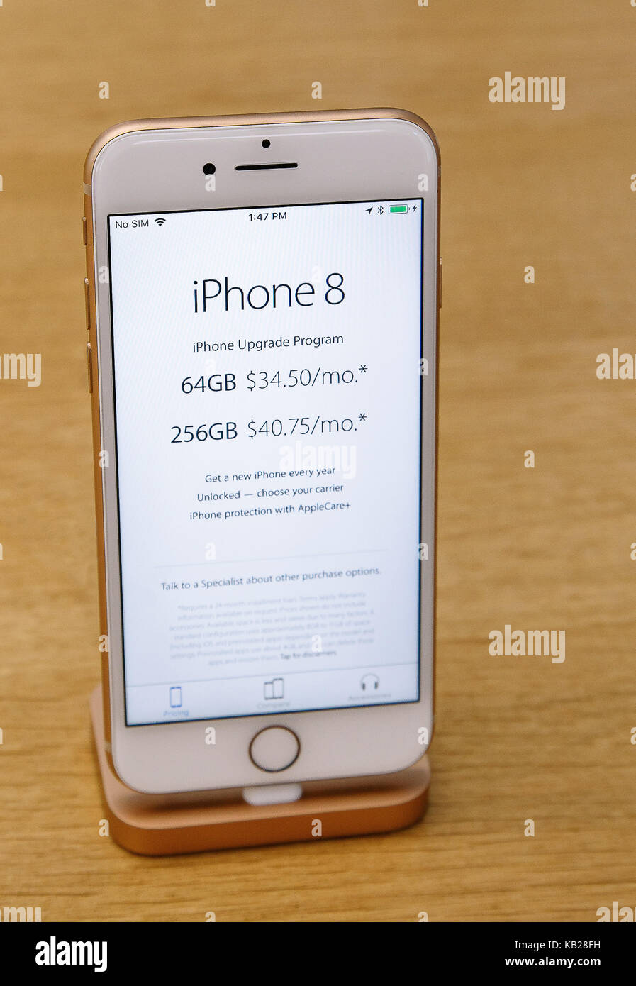 IPhone 8 steht auf dem Display in einem Apple Store in Manhattan. Stockfoto