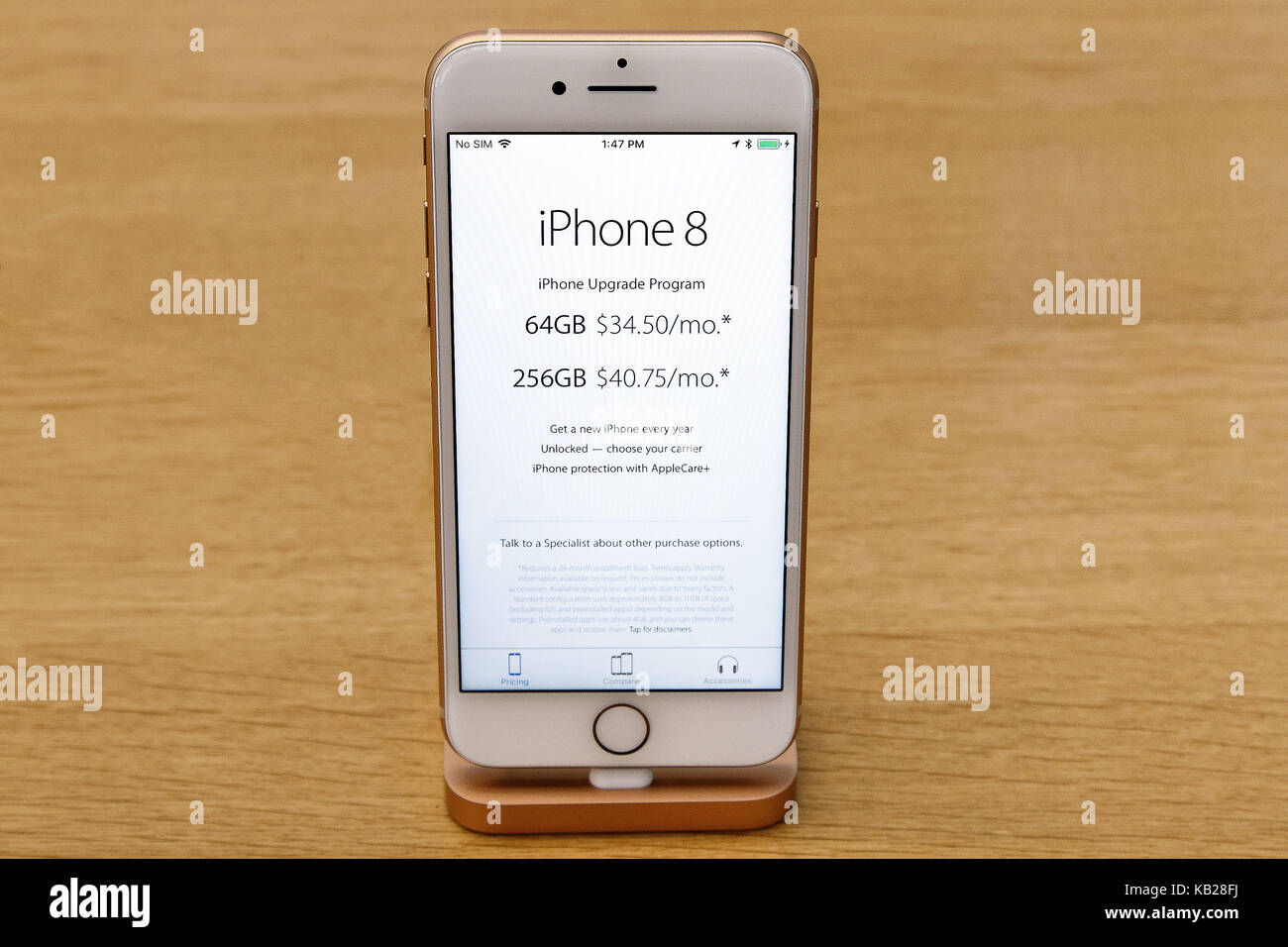 IPhone 8 steht auf dem Display in einem Apple Store in Manhattan. Stockfoto