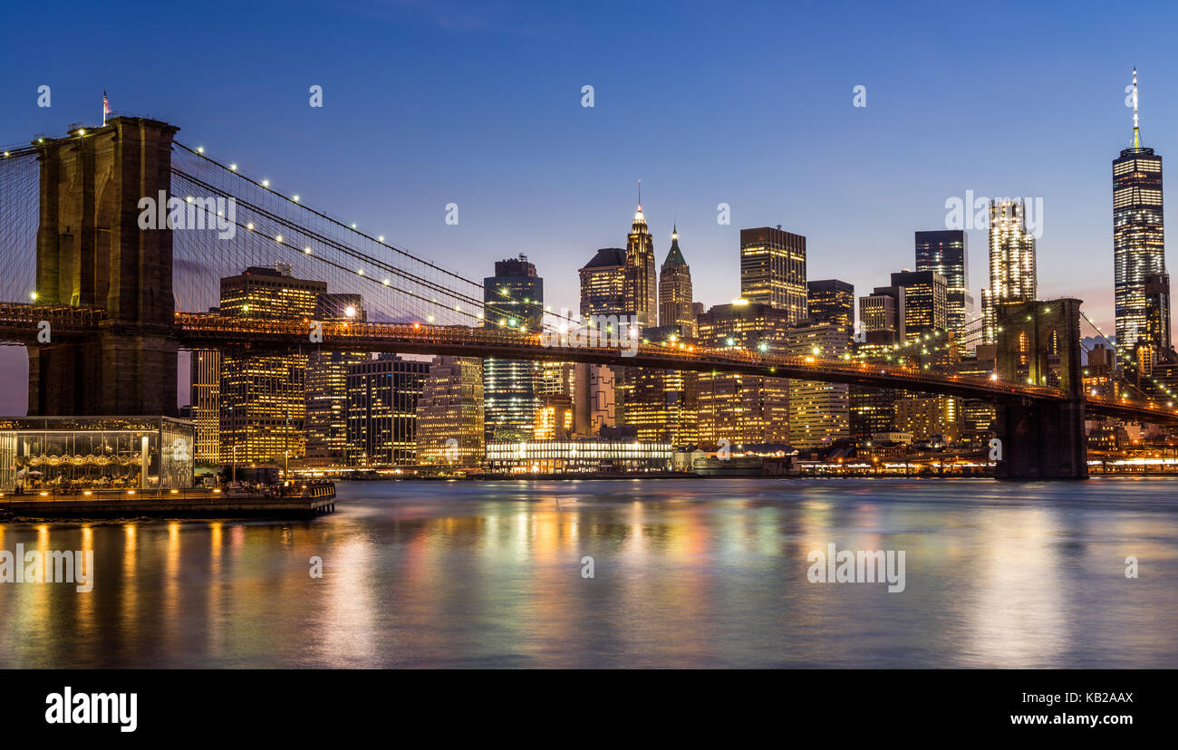 Abendlicher Blick von der Brooklyn Bridge und Manhattan aus Brooklyn dumbo. Stockfoto