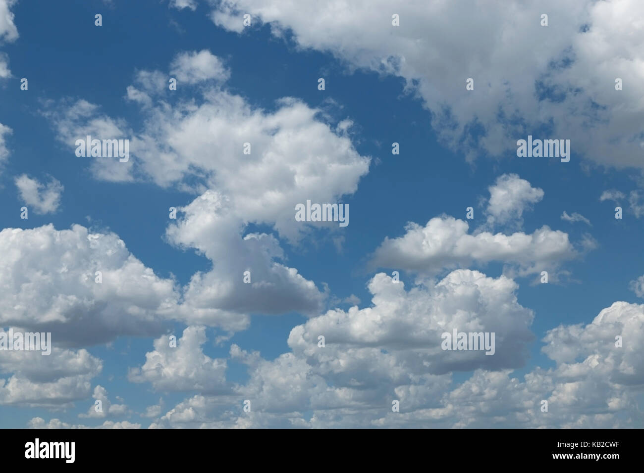 Blauer Himmel mit Wolken-Hintergrund Stockfoto