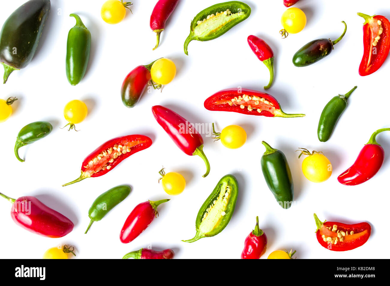 Bunte Paprika und Tomaten auf weißem Hintergrund Stockfoto