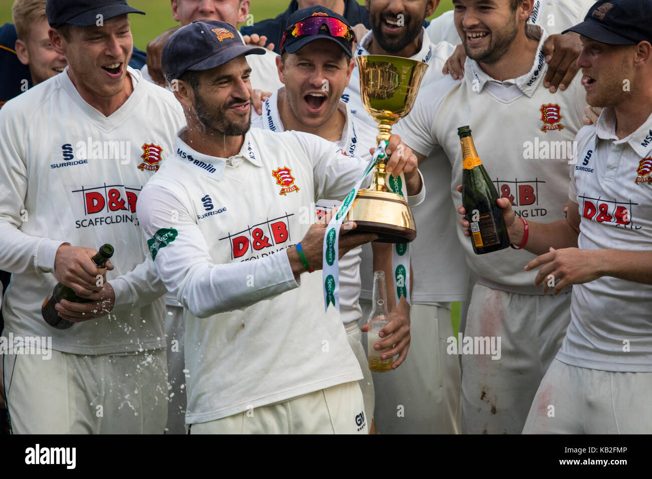 ESSEX, UK - 27. SEPTEMBER 2017: Essex Kapitän Ryan 10 Doeschate hebt die Specsavers County Championship Abteilung eine Trophäe an die Grafschaft Masse, C Stockfoto