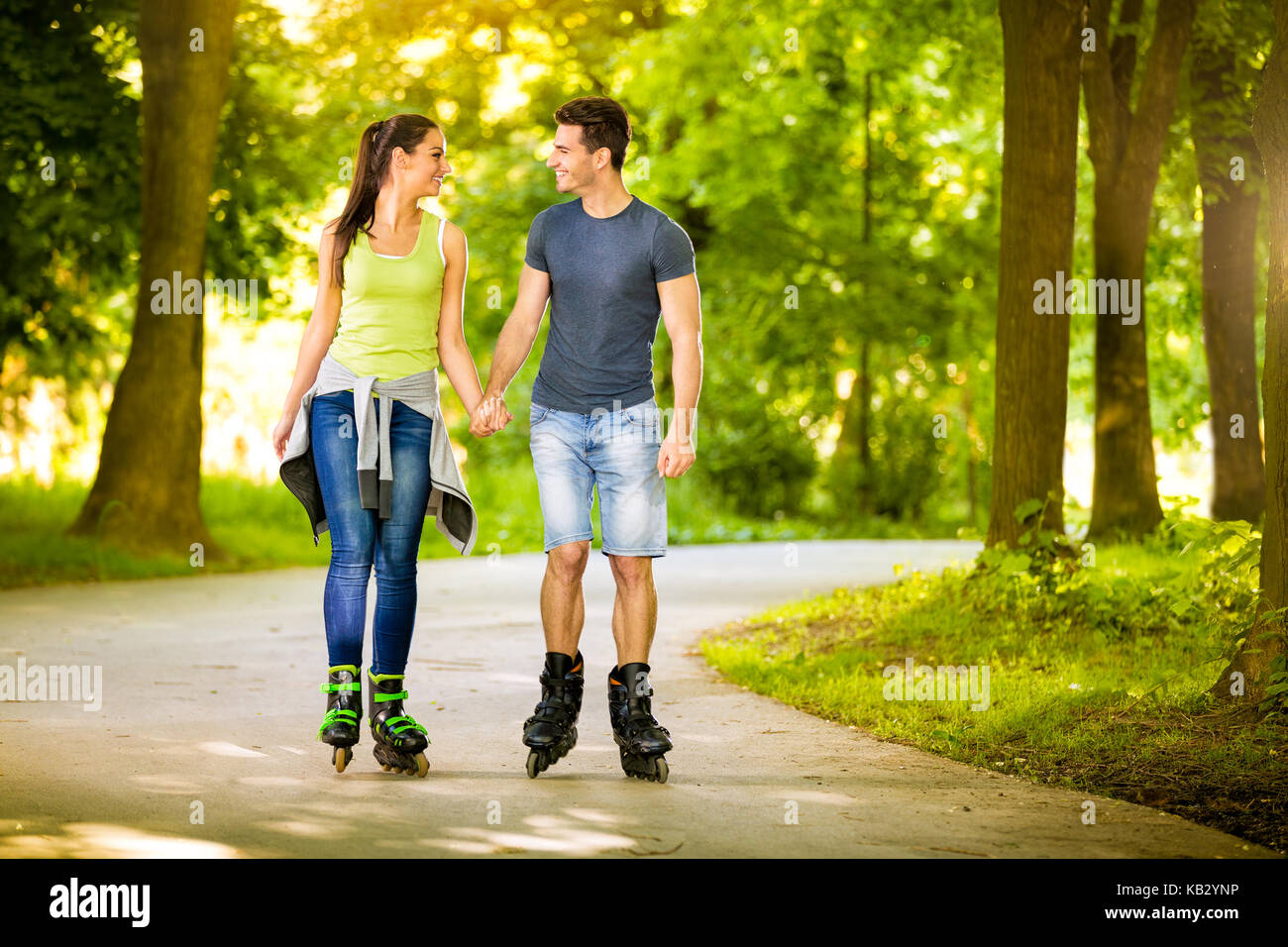 Junges Paar liebe Ausgabe Freizeit zusammen, Skaten im Park Stockfoto