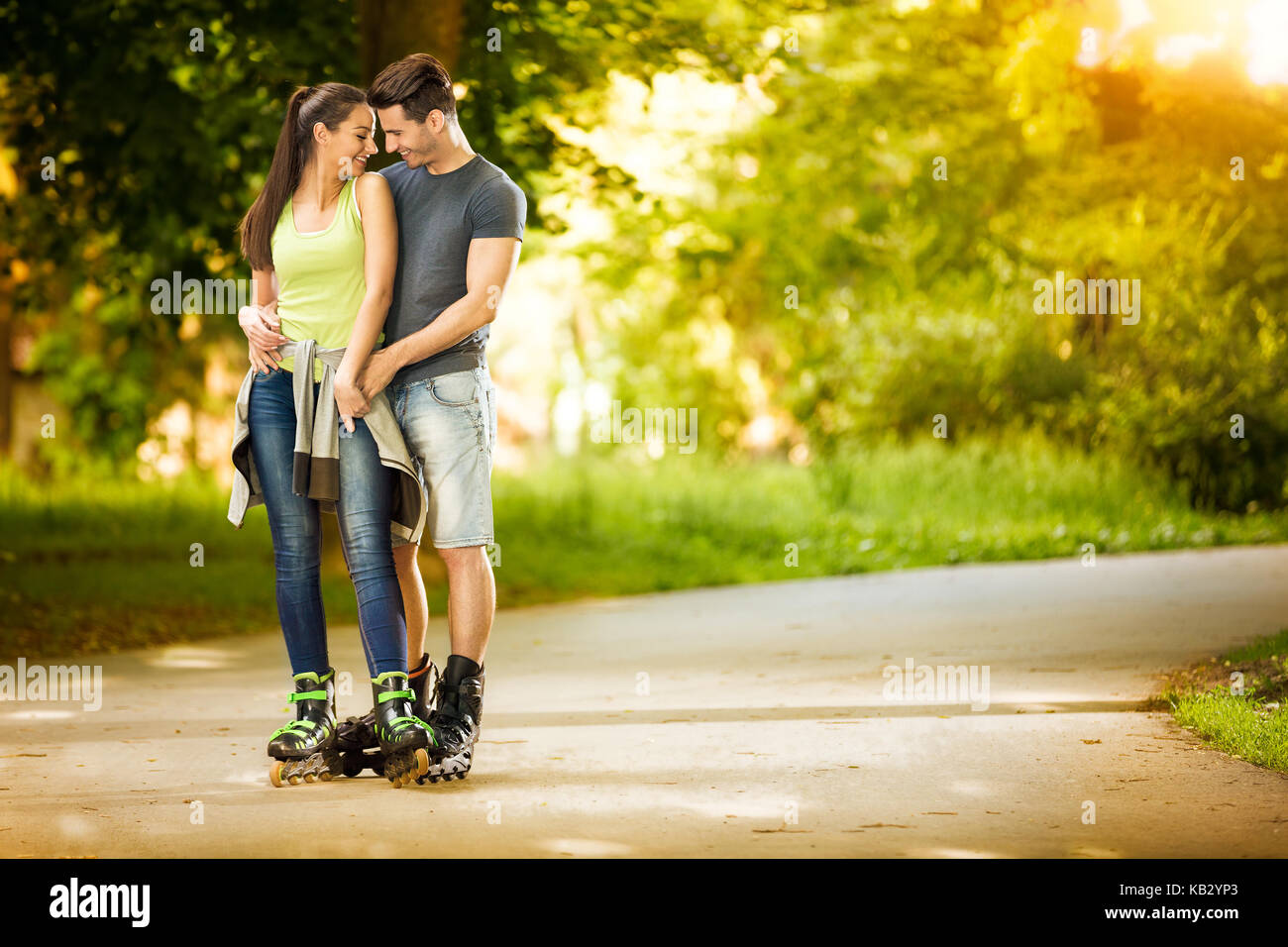 Liebe Paar Inline-Skates fahren im Park, Zeit zusammen verbringen Stockfoto
