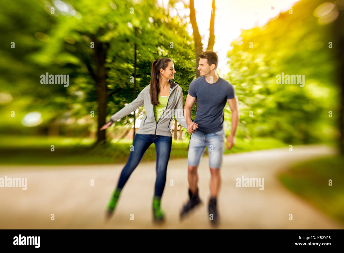 Junge glücklich roller Paar in Park, Zeit für Inline-skates Stockfoto