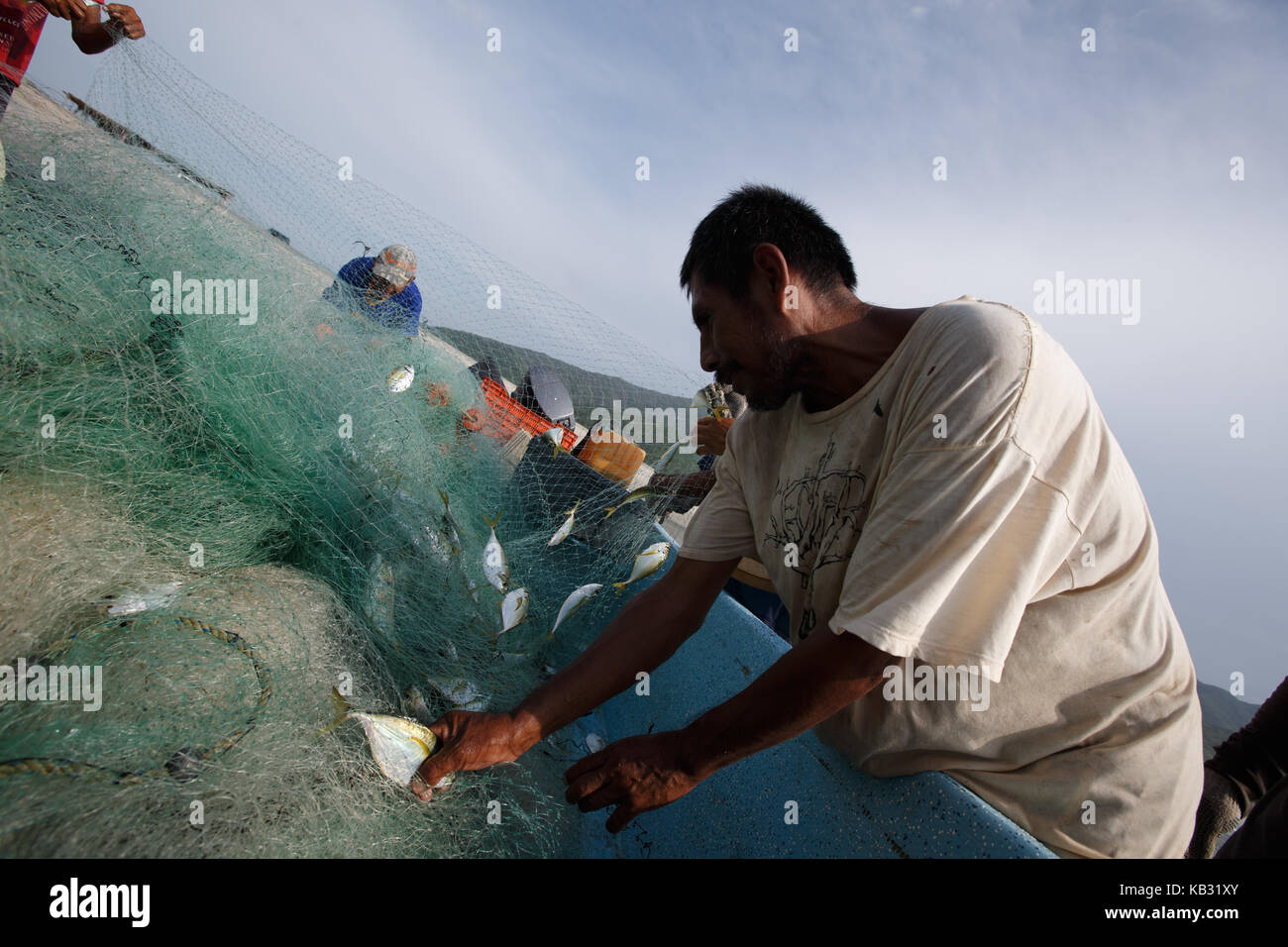 Fischer im La Bamba Strand in Salina Cruz, Oaxaca, Mexiko. Stockfoto