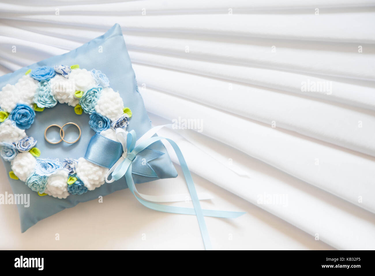 Goldene Hochzeit Ringe auf das kleine blau und türkis Kissen  Stockfotografie - Alamy