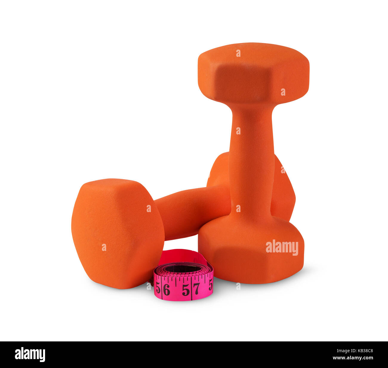 Zwei orange Kunststoff-beschichtete Trainingshanteln mit Maßband isoliert auf Weiss. Fitness und gesunde Lebensweise Gewicht Steuerungskonzept Stockfoto