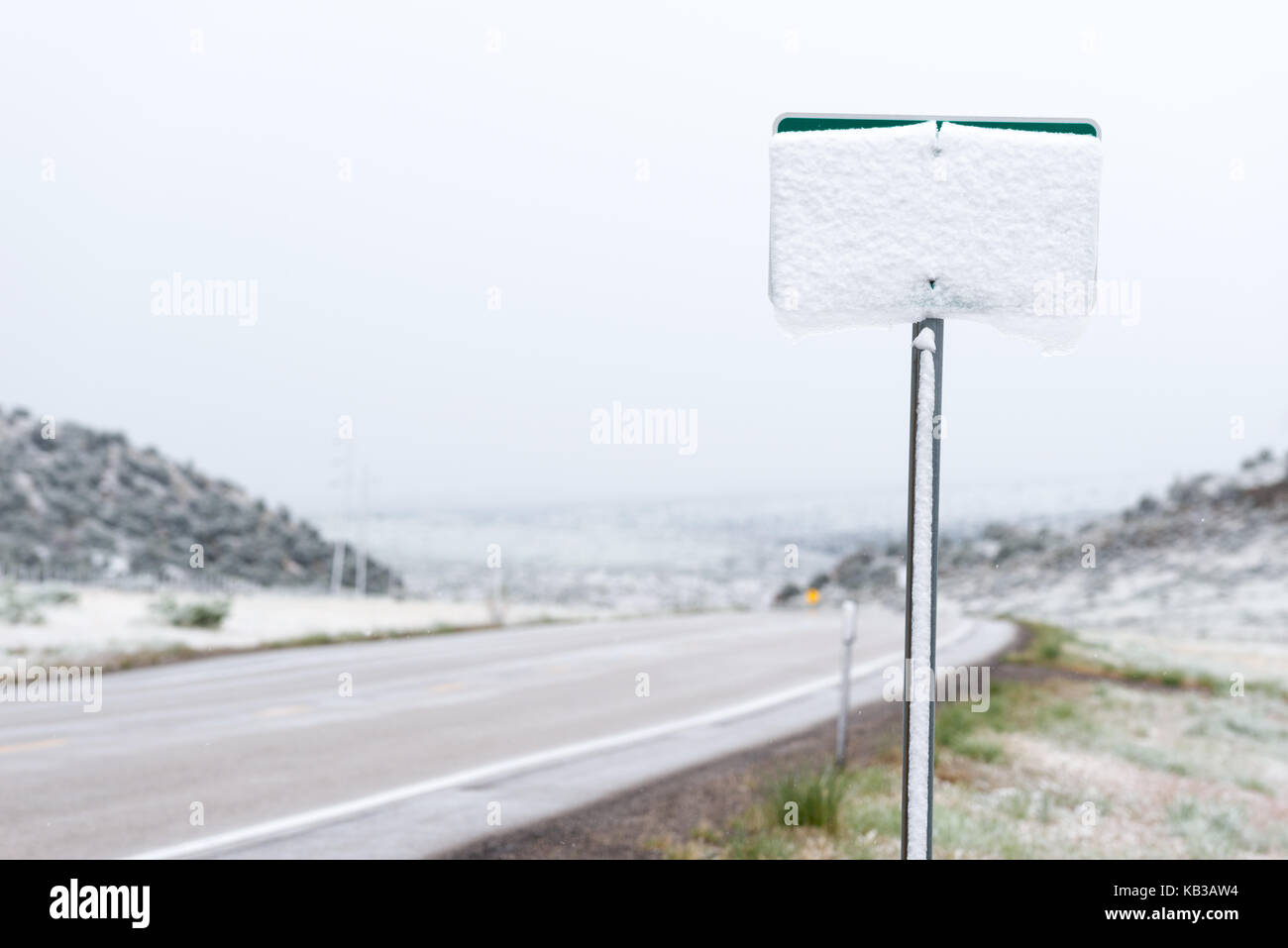 Schnee bedeckt Hinweisschild in Utah. Stockfoto