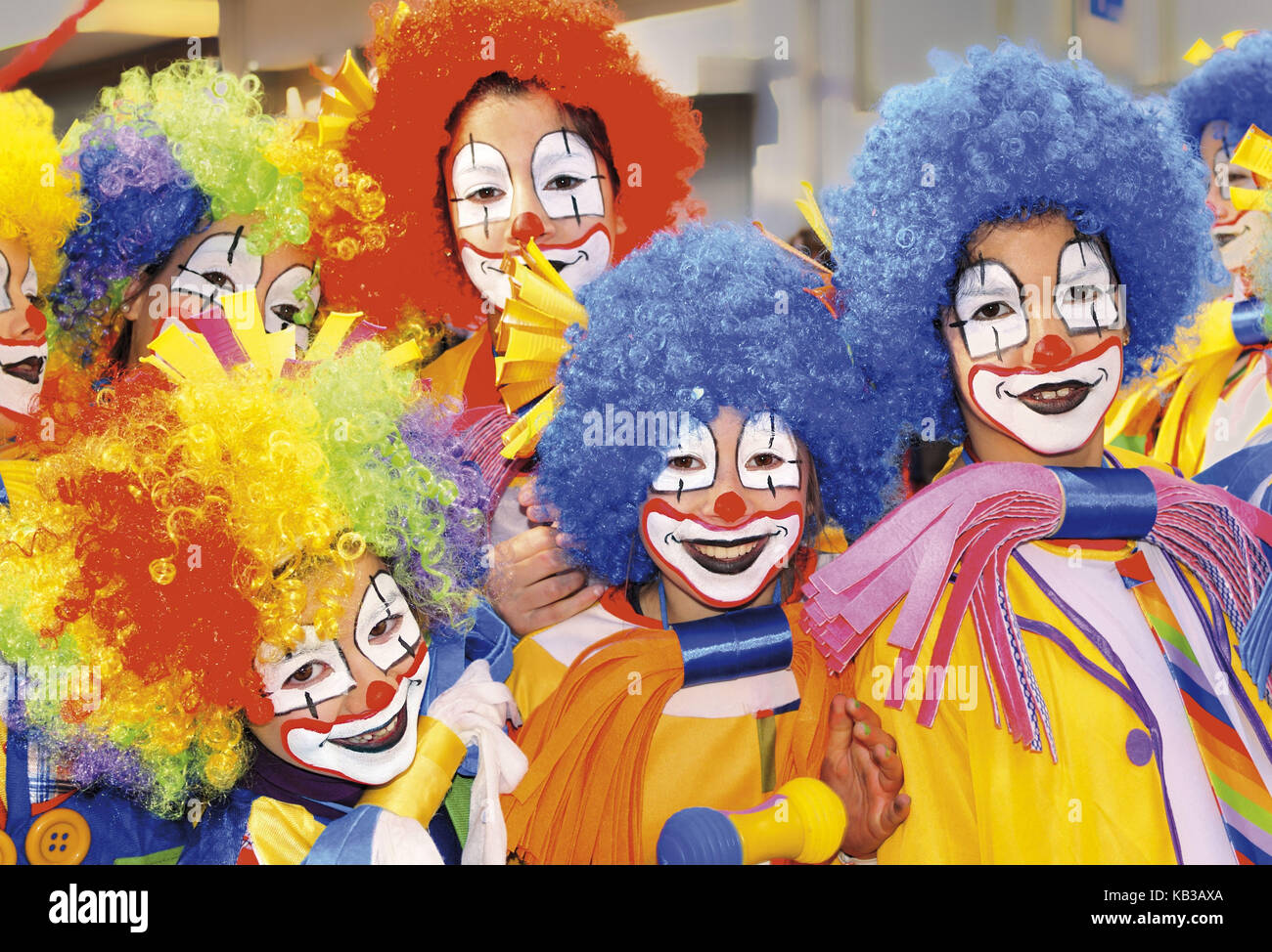 Portugal, Algarve, Clownsgruppe während der Karnevalsprozession von Loulé, Stockfoto