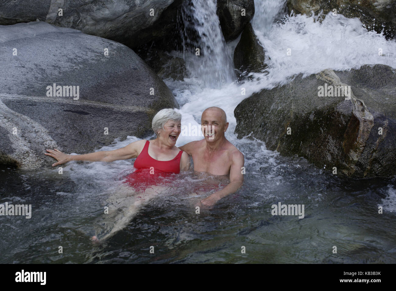 Paar Senioren hat einen schlechten in Mountain River, Stockfoto