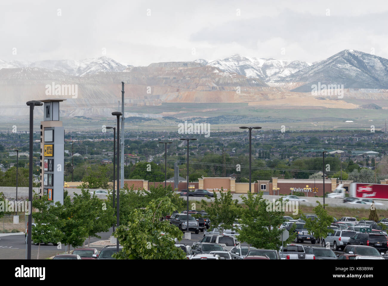 Die stark entwickelt Salt Lake Valley. Die Kennecott Copper Mine ist im Hintergrund. Stockfoto