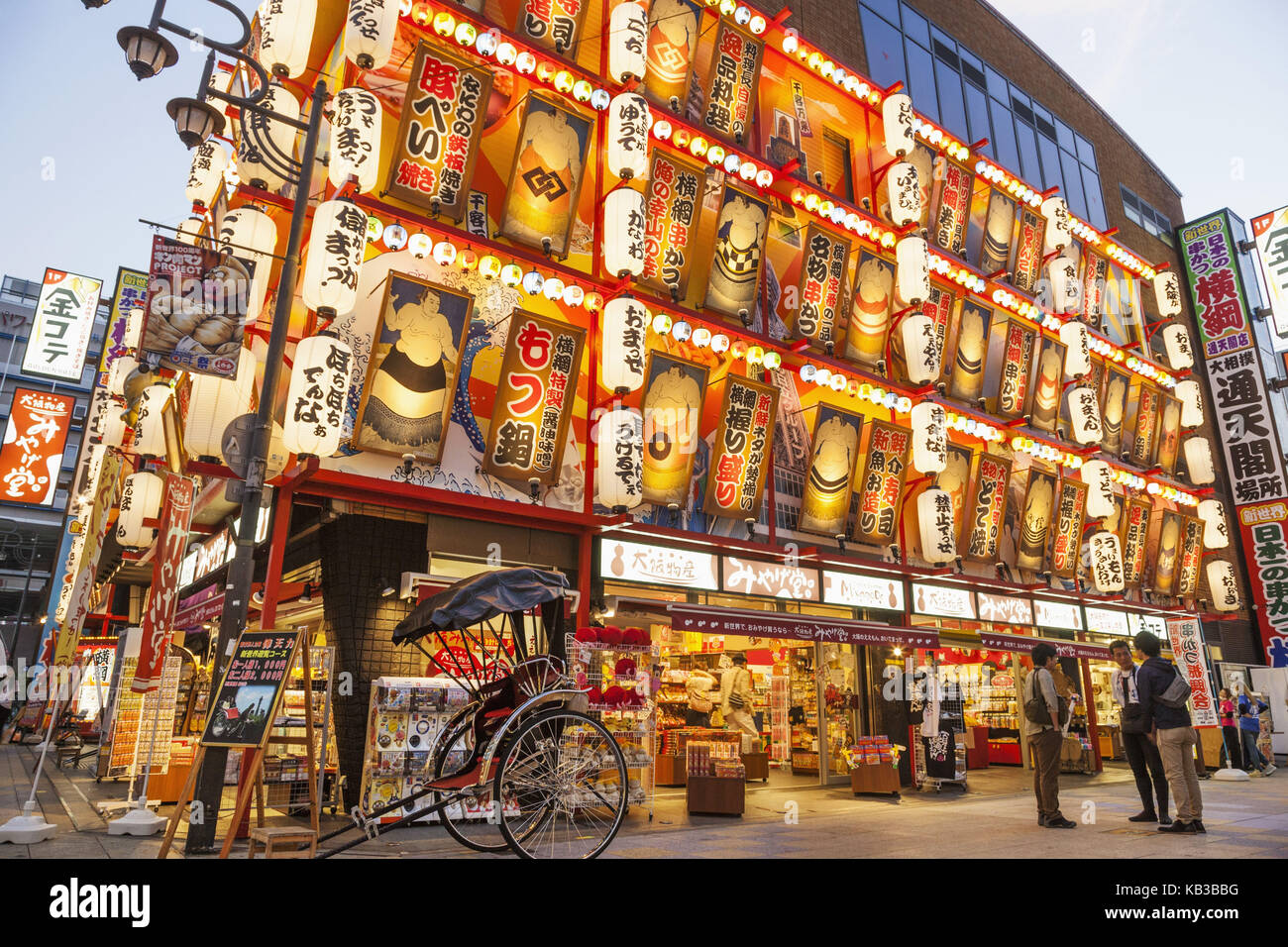 Japan, Honshu, Kansai, Osaka, tennoji, restaurant Fassade mit Laternen und Bilder von Sumo Ringer, Dämmerung, Stockfoto