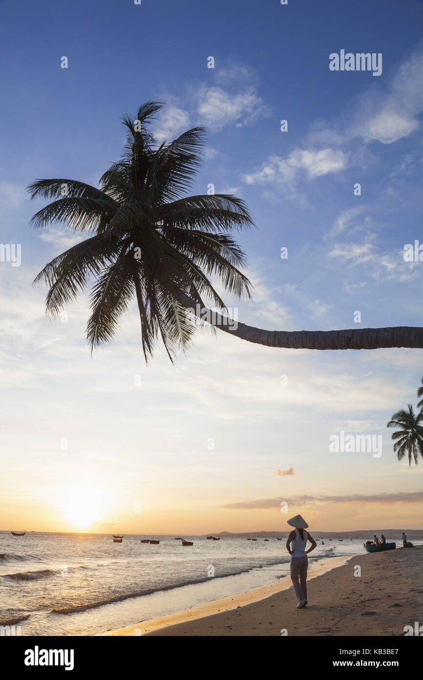 Vietnam, Mui Ne, Mui Ne Beach, am Strand, Frau sieht bei Sonnenuntergang, Stockfoto