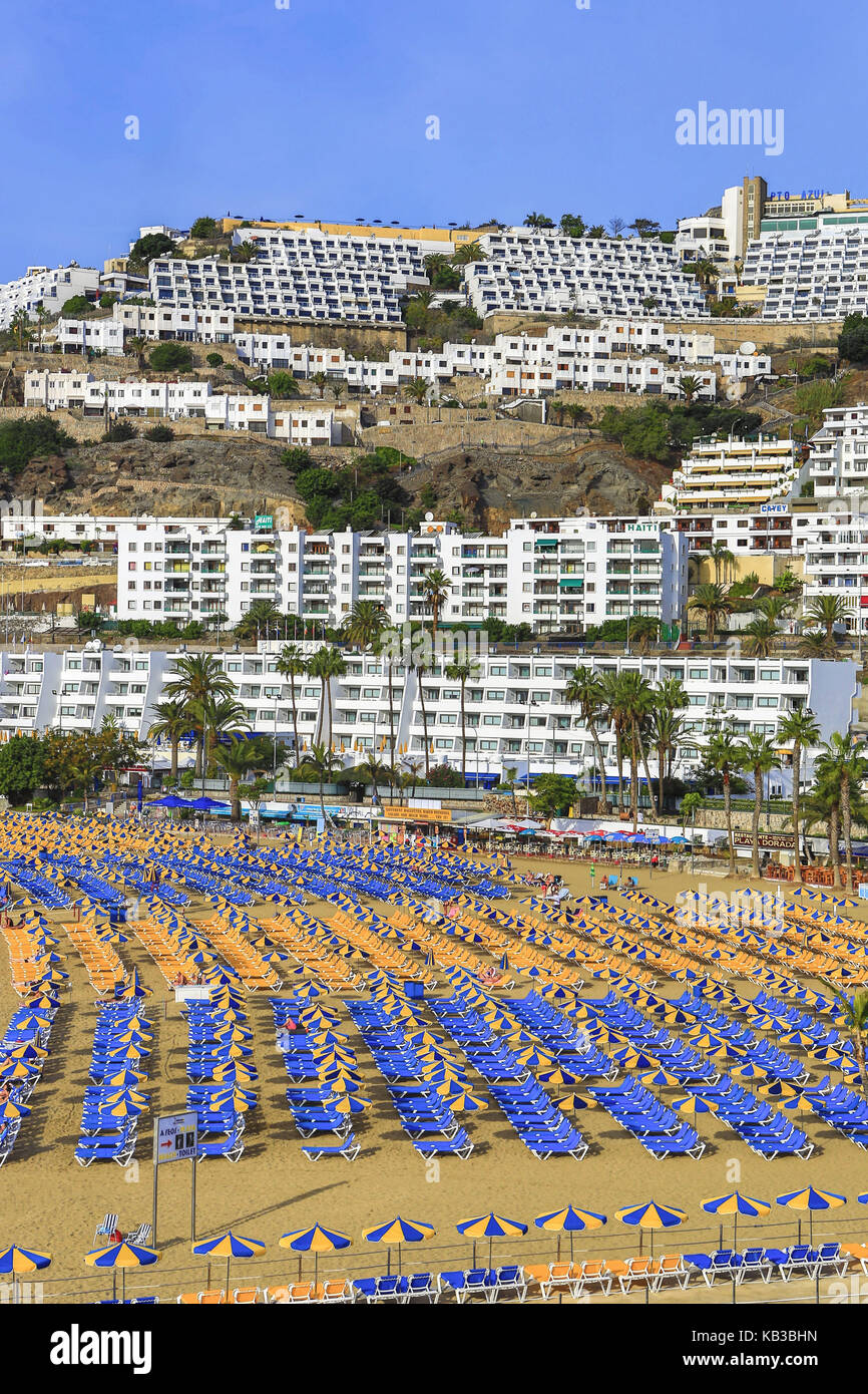 Spanien, Kanarische Inseln, Gran Canaria, Puerto Rico, Strand, Liegestühle, Massentourismus, Stockfoto