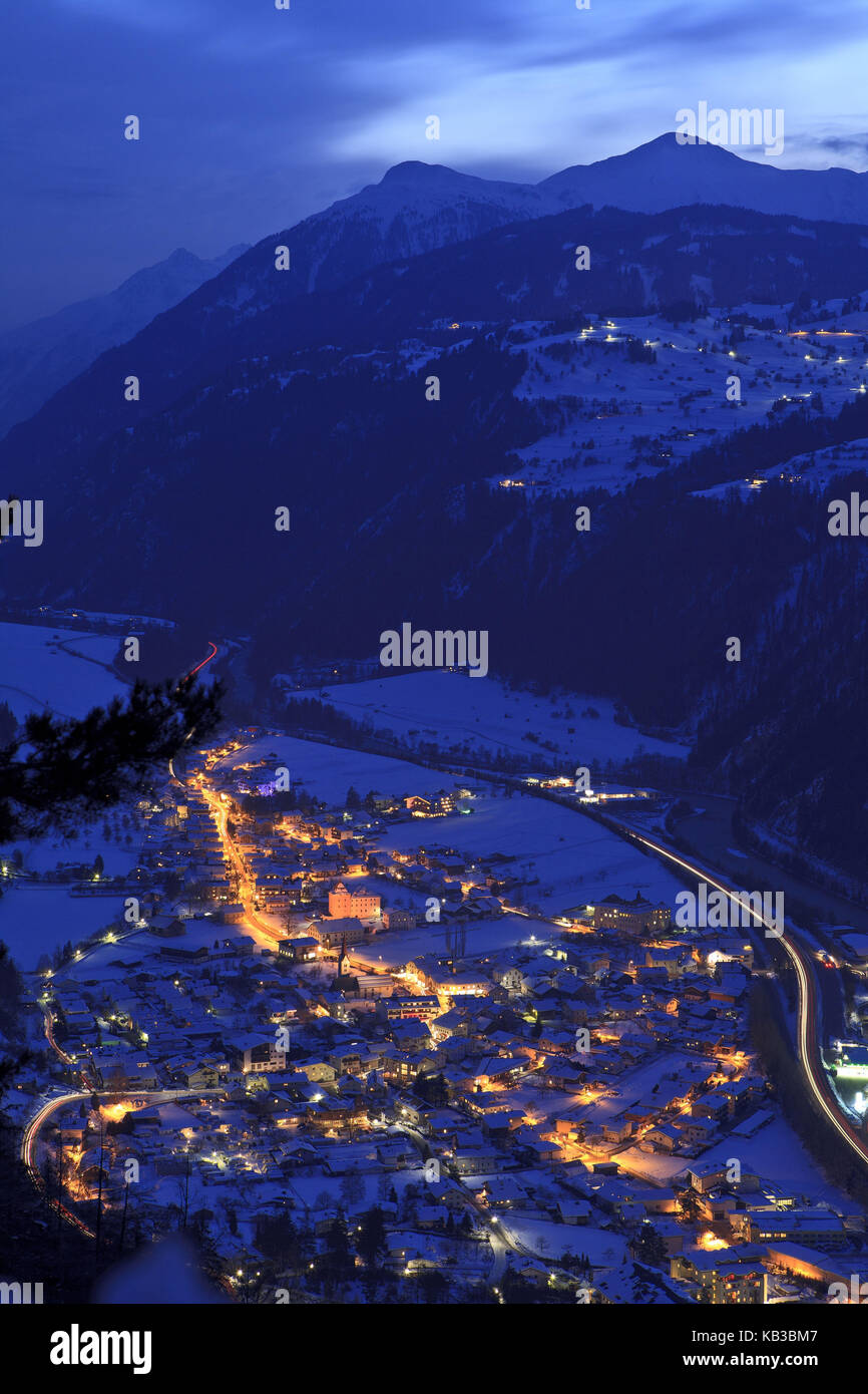 Österreich, Tirol, Schilf im Oberinntal, lokale Übersicht, Winter, Dämmerung, Stockfoto