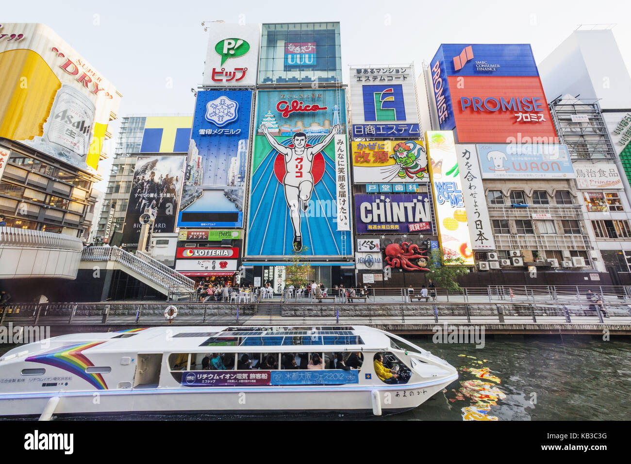 Japan, Honshu, Kansai, Osaka, Osaka, dotonbori, Ausflugsschiff auf dem dotonbori-gawa, Fassaden, Werbung Schilder, Stockfoto