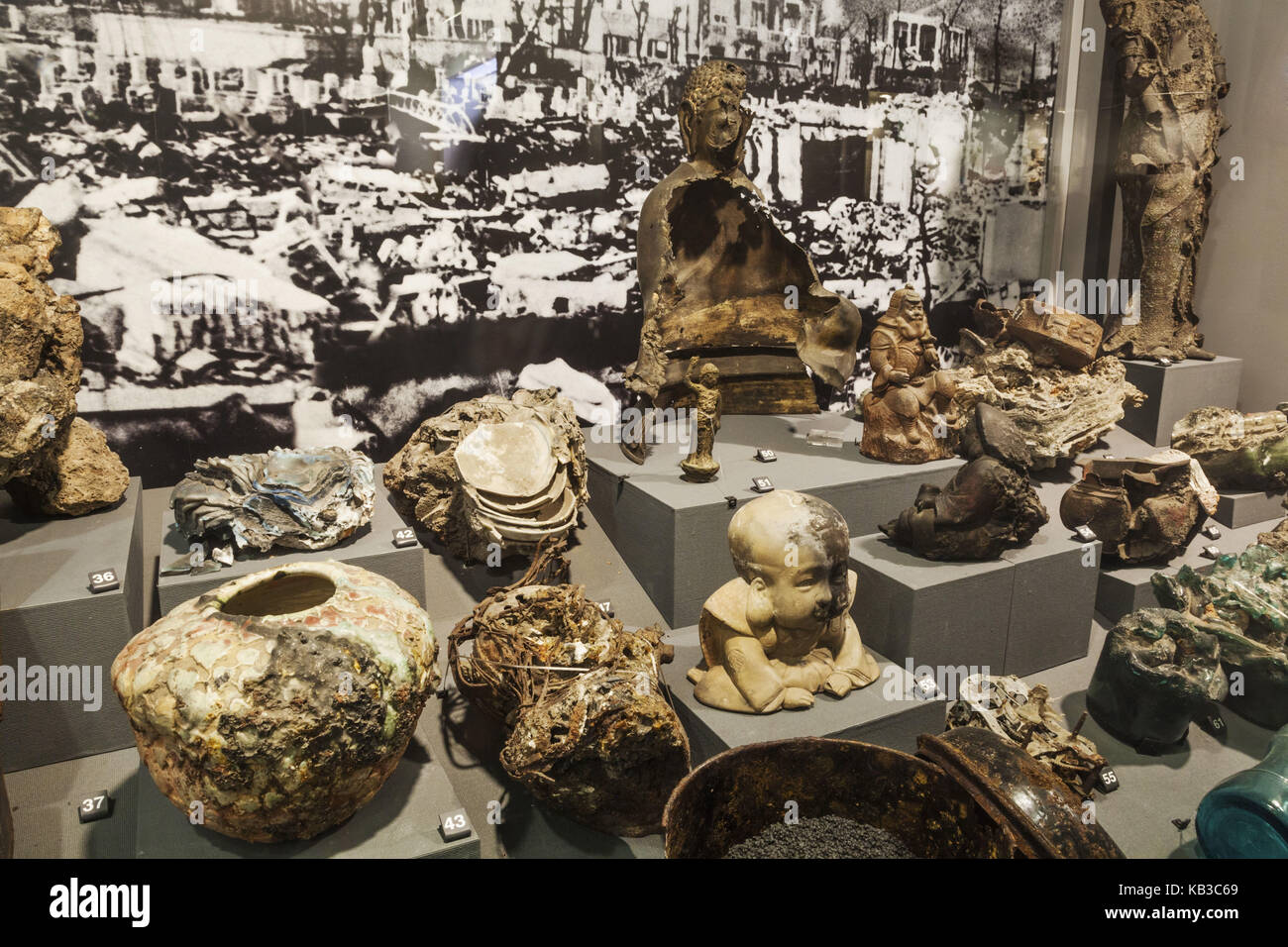 Japan, Kyushu, Hiroshima, Friedenspark, Hiroshima Friedensmuseum, innen, Ausstellung, zerstörte Objekte, Stockfoto