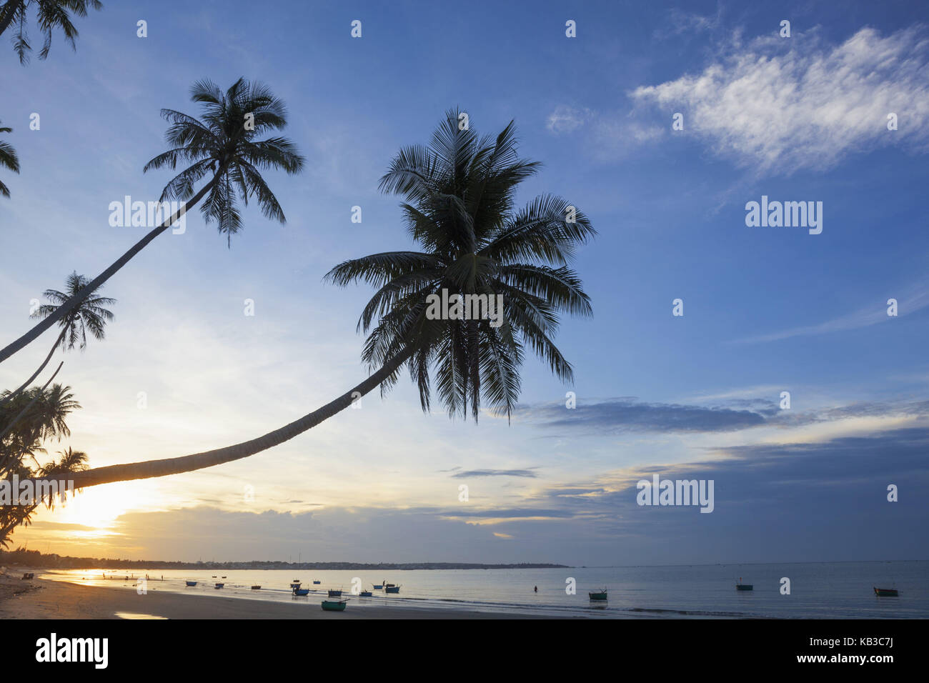 Vietnam, Mui Ne, Mui Ne Beach, Palm Beach, Sonnenaufgang, Stockfoto