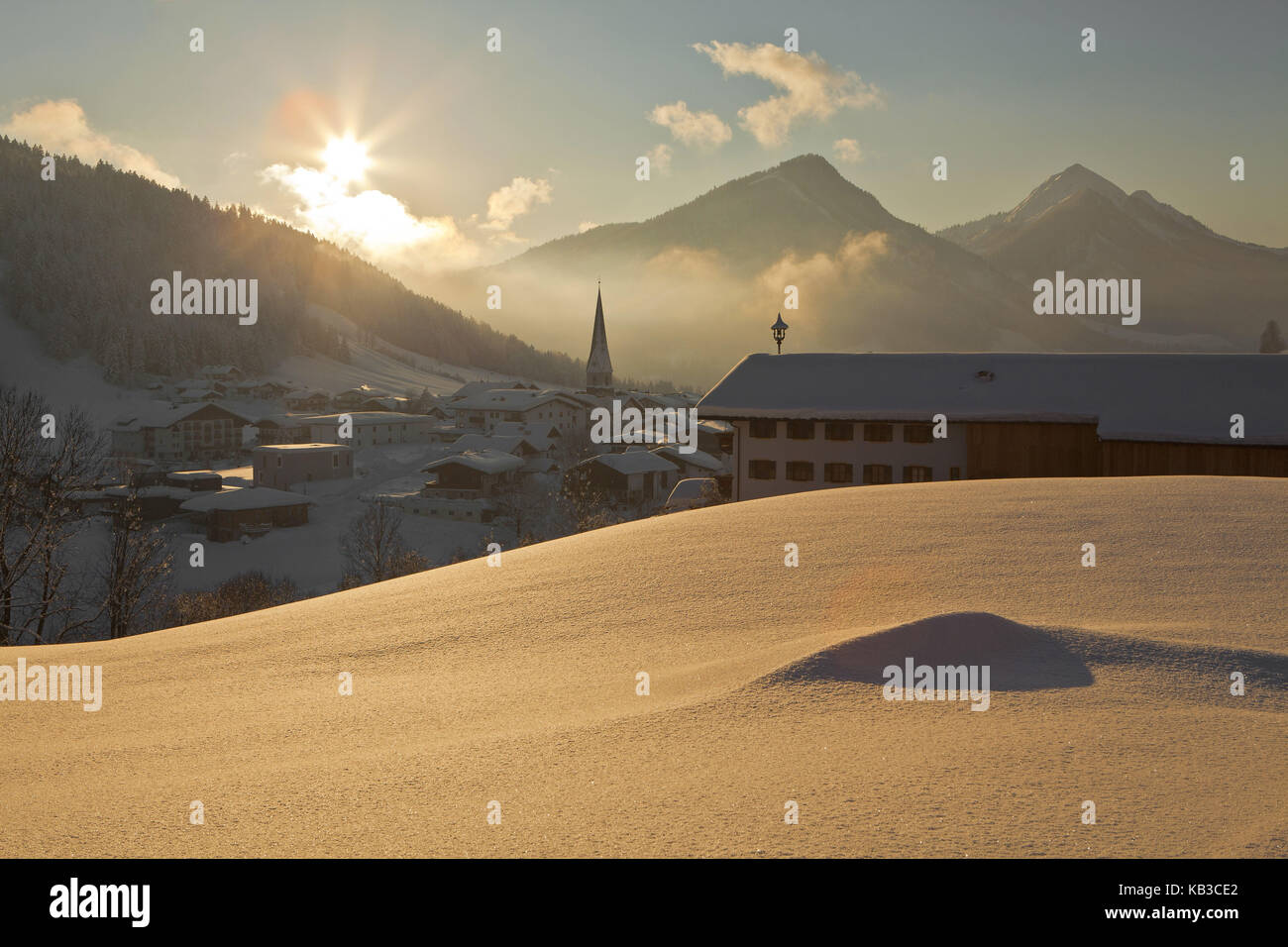 Österreich, Tirol, Thiersee, lokale Übersicht, Winter, Abendstimmung, Stockfoto