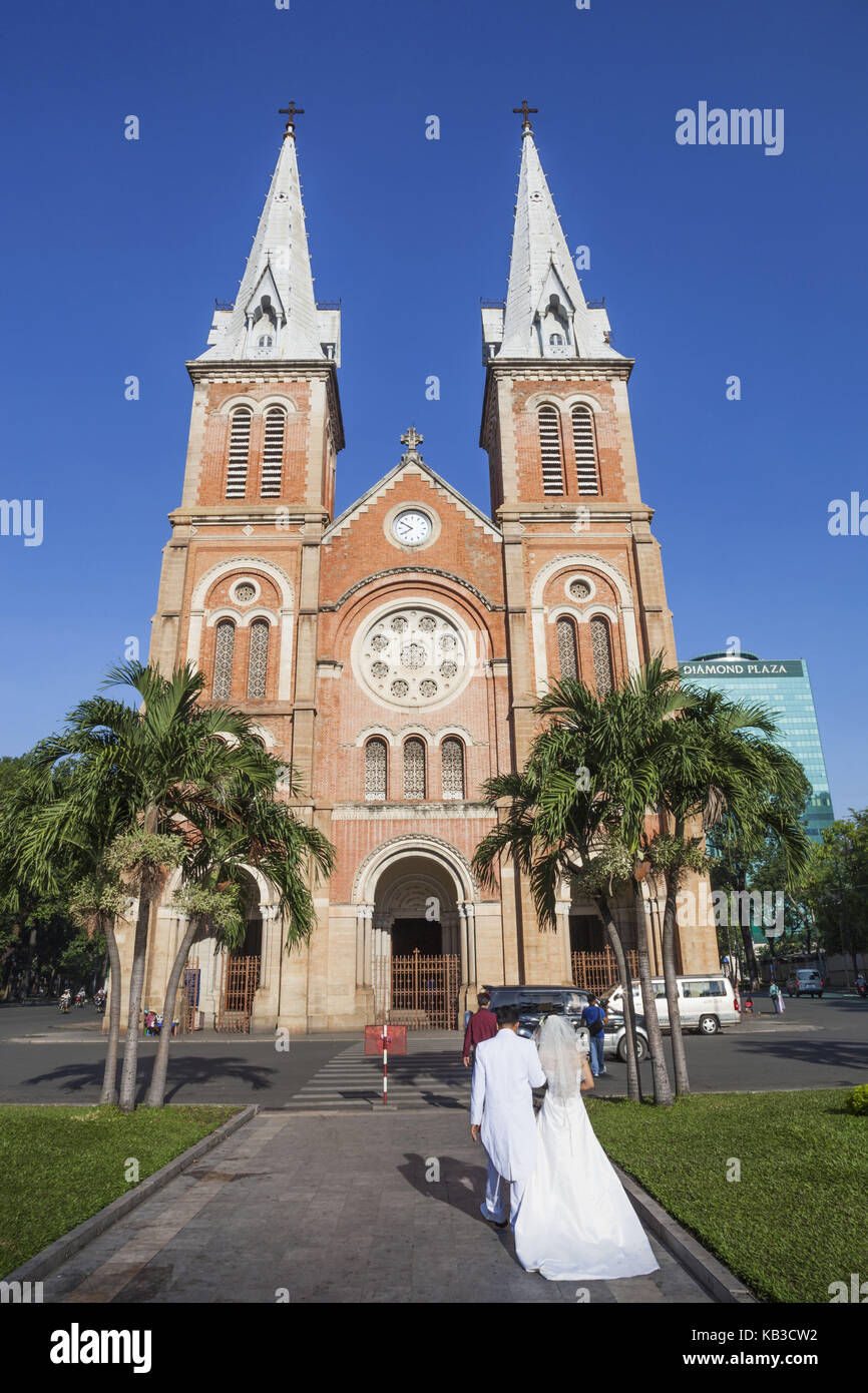 Vietnam, Ho Chi Minh Stadt, Braut und Bräutigam vor der Kathedrale Notre Lady, Stockfoto