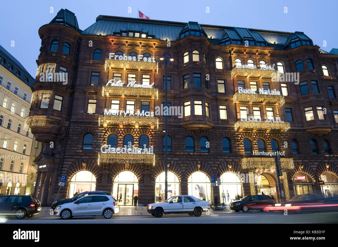 Deutschland, Hamburg, Blick auf den Jungfernstieg n der Straße Grosse Bleichen, Einkaufsstraße, passage Viertel, weihnachtsdeko im Hamburger Hof, Einkauf Passage, froh, Festival, in mehreren Sprachen, Sprachen, Europa, Stadt, Zentrum, Ort, Straße, Street Scene, Tourismus, Weihnachten, weihnachtsreit, journeyling, city trip, Weihnachten, Licht Schmuck, Feiertage, Weihnachten kaufen, einkaufen, shopping, Winter, Jungfernstieg, Fassade, Abend, Stockfoto