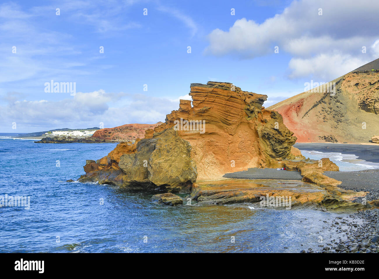 Spanien, Kanarische Inseln, Lanzarote, Timanfaya Nationalpark, El Golfo, Bucht, Felsen, Meer, Platz im Hintergrund, Stockfoto