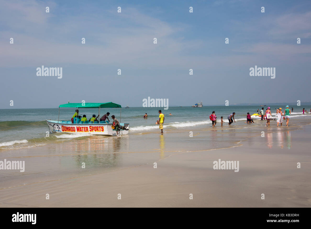 Indien, Goa, Strand von colva mit Touristen Stockfoto