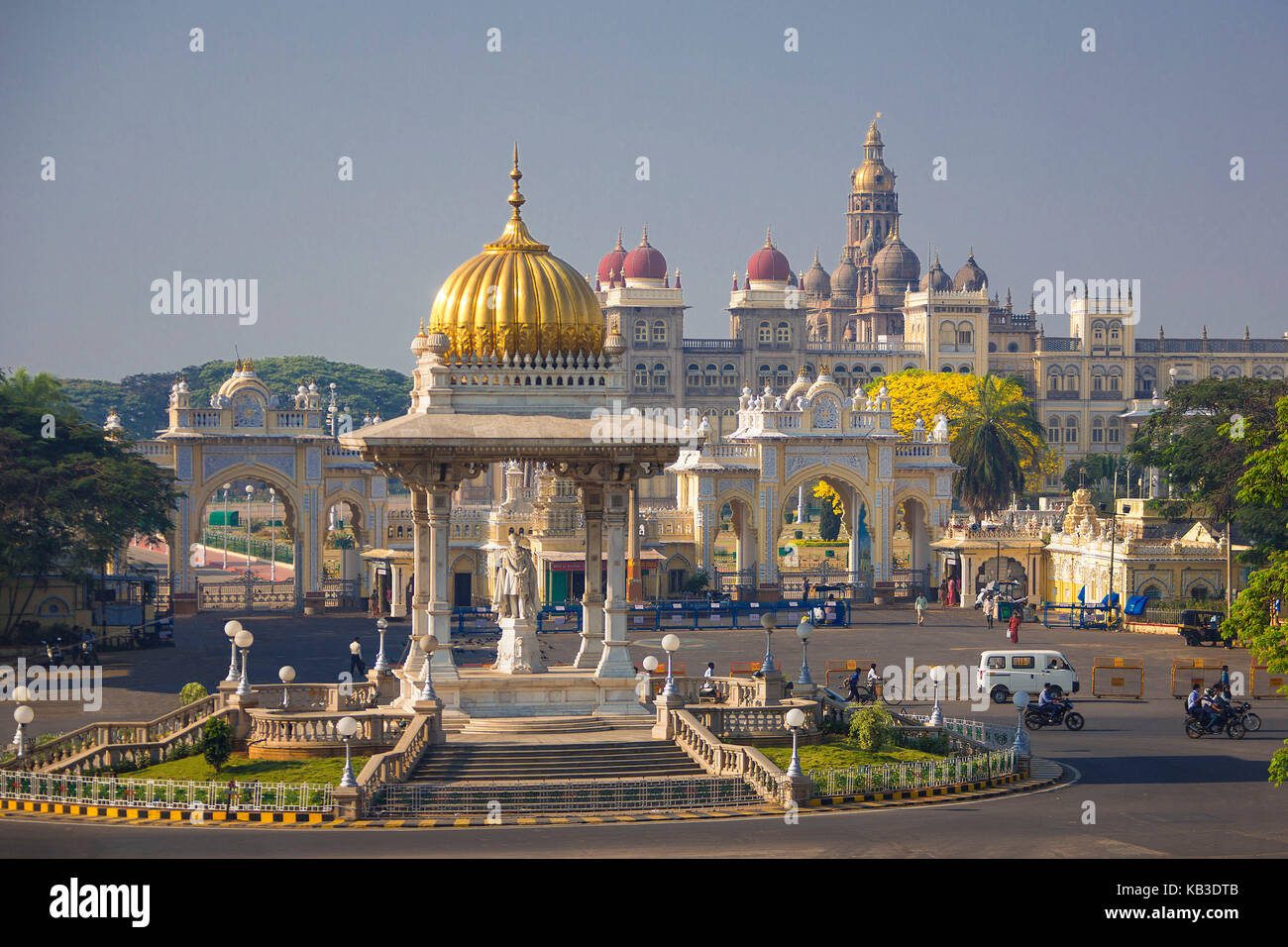 Indien, Karnataka, Mysore, Palast von Mysore, North Gate, chamaraja Kreis, Maharaja Statue Stockfoto