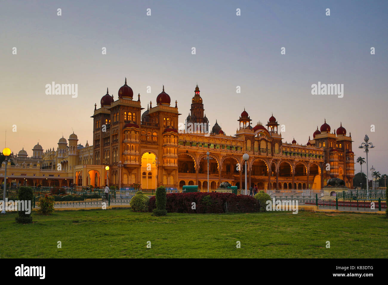 Indien, Karnataka, Mysore, Palast von mysore bei Sonnenuntergang Stockfoto