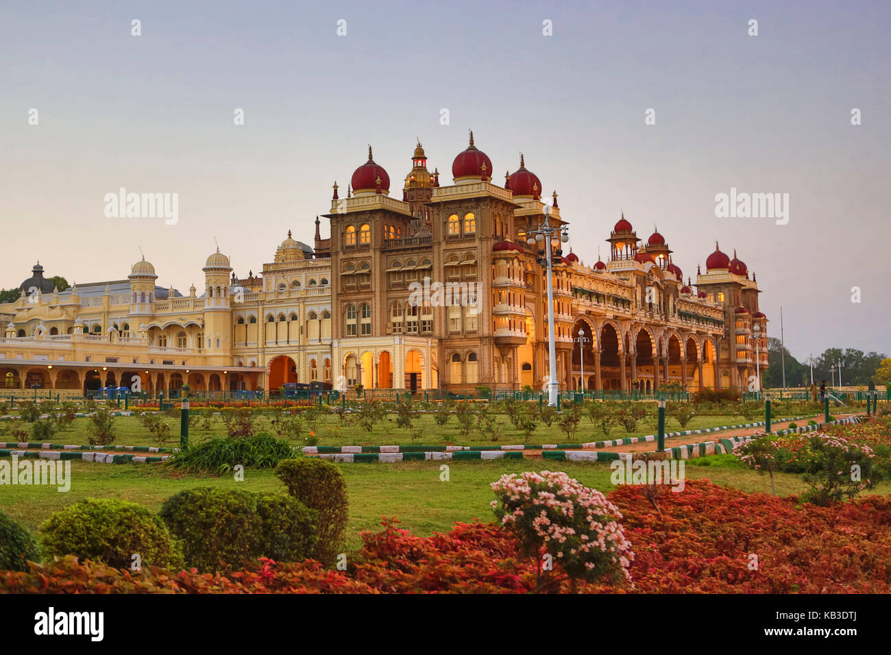 Indien, Karnataka, Mysore, Palast von mysore bei Sonnenuntergang Stockfoto