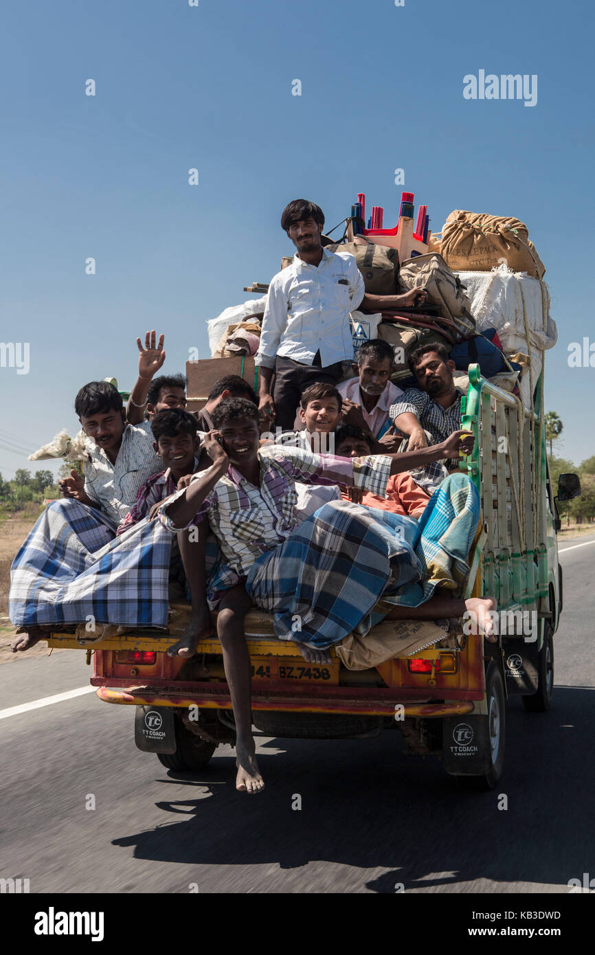 Indien, Tamil Nadu, Einheimische auf die Ladefläche eines kleinen Schraubstock Stockfoto