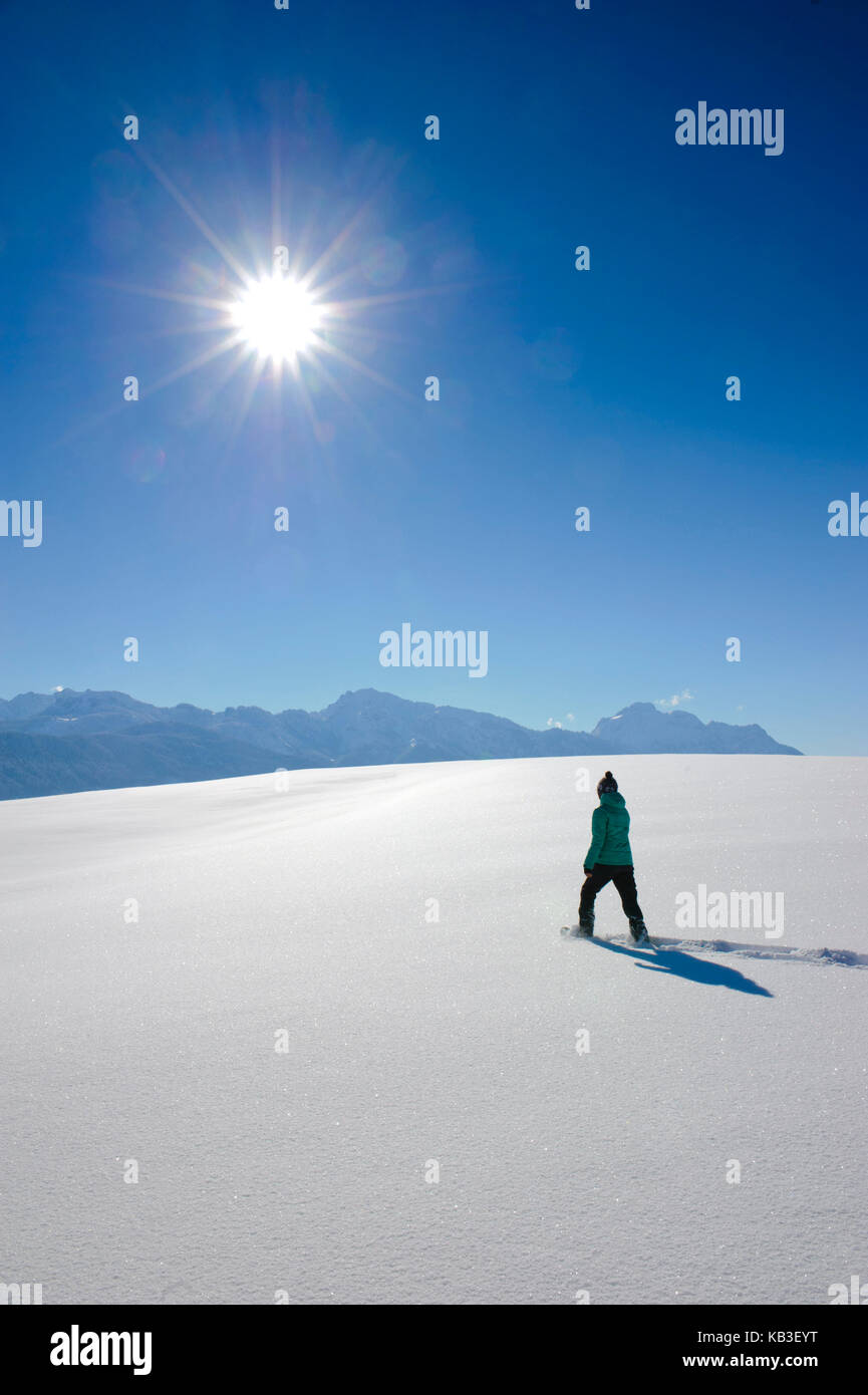 Wandern mit Schneeschuhen im frischen Pulverschnee bei Füssen im Allgäu, Stockfoto