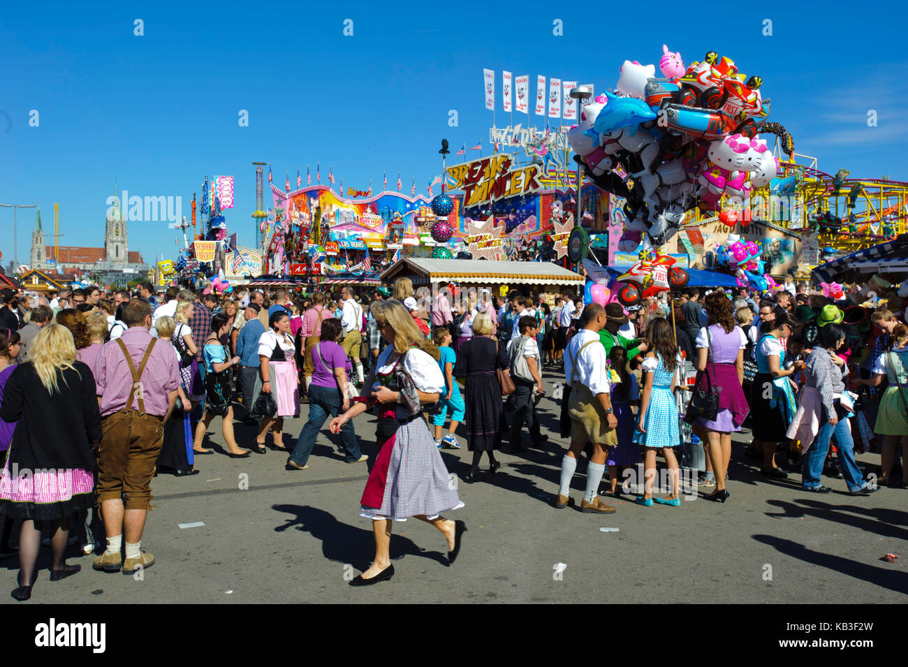 Oktoberfest in München, Besucher auf den Straßen vor den Bierzelten und Vergnügungsfahrten, Stockfoto