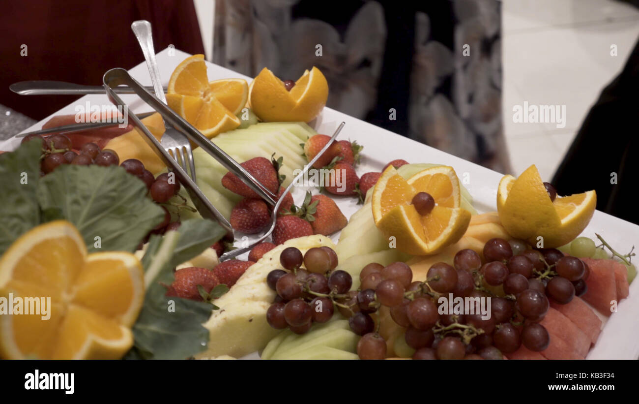 Verschiedene frische Früchte auf Hochzeit Buffet. Früchte und Beeren  Hochzeit Tischdekoration. Buffet Rezeption Obst Weine Champagner. Hochzeit  Tischdekoration. Cherry Stockfotografie - Alamy