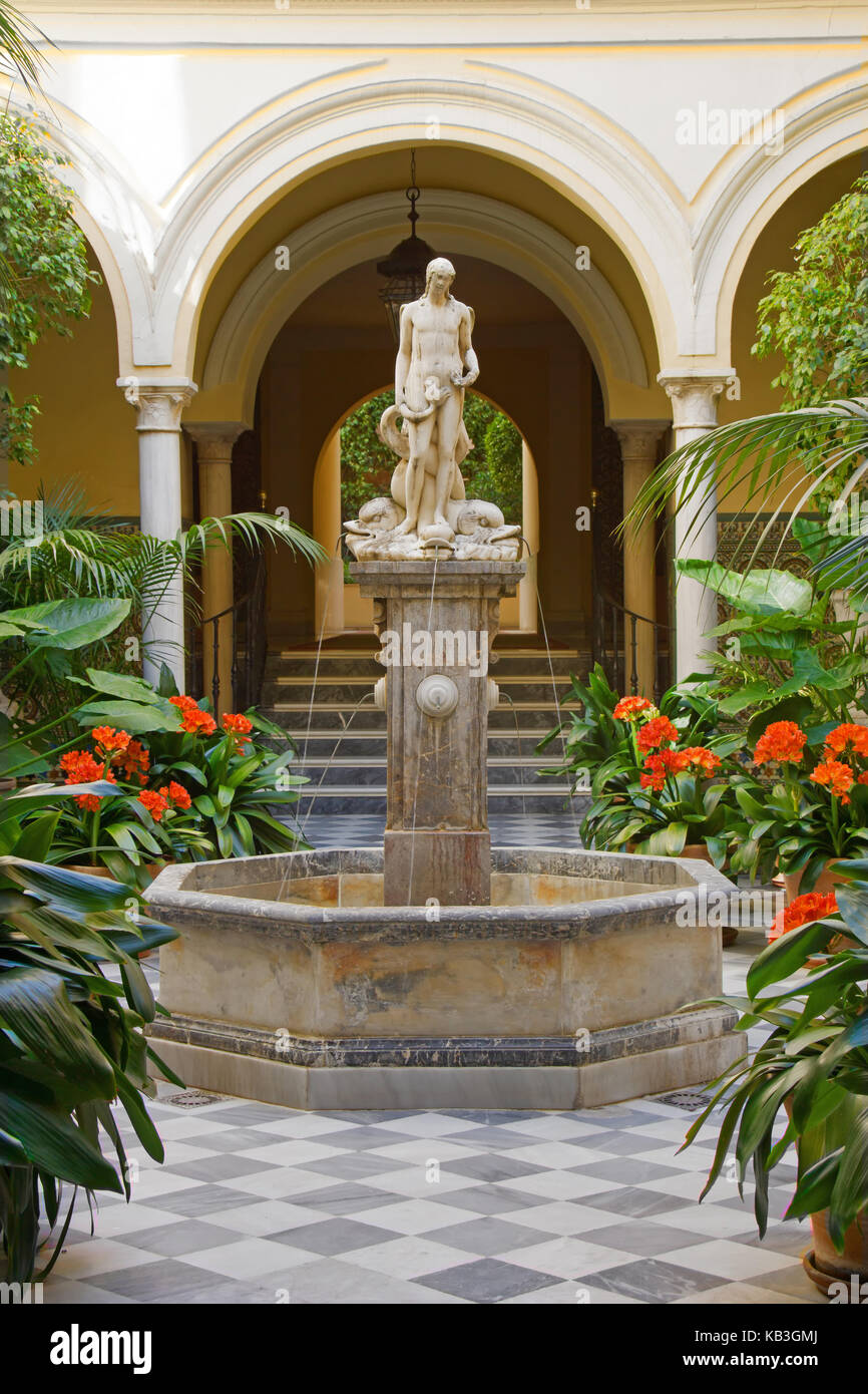 Statue im Innenhof des Museums der Schönen Künste in Sevilla. Das Gebäude war ursprünglich ein Kloster. Stockfoto