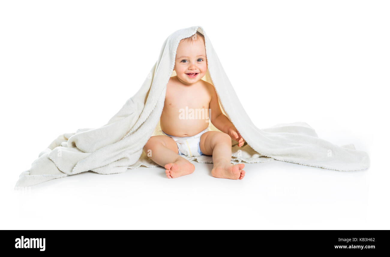 Baby unter einem Handtuch. auf weißem Hintergrund Stockfoto