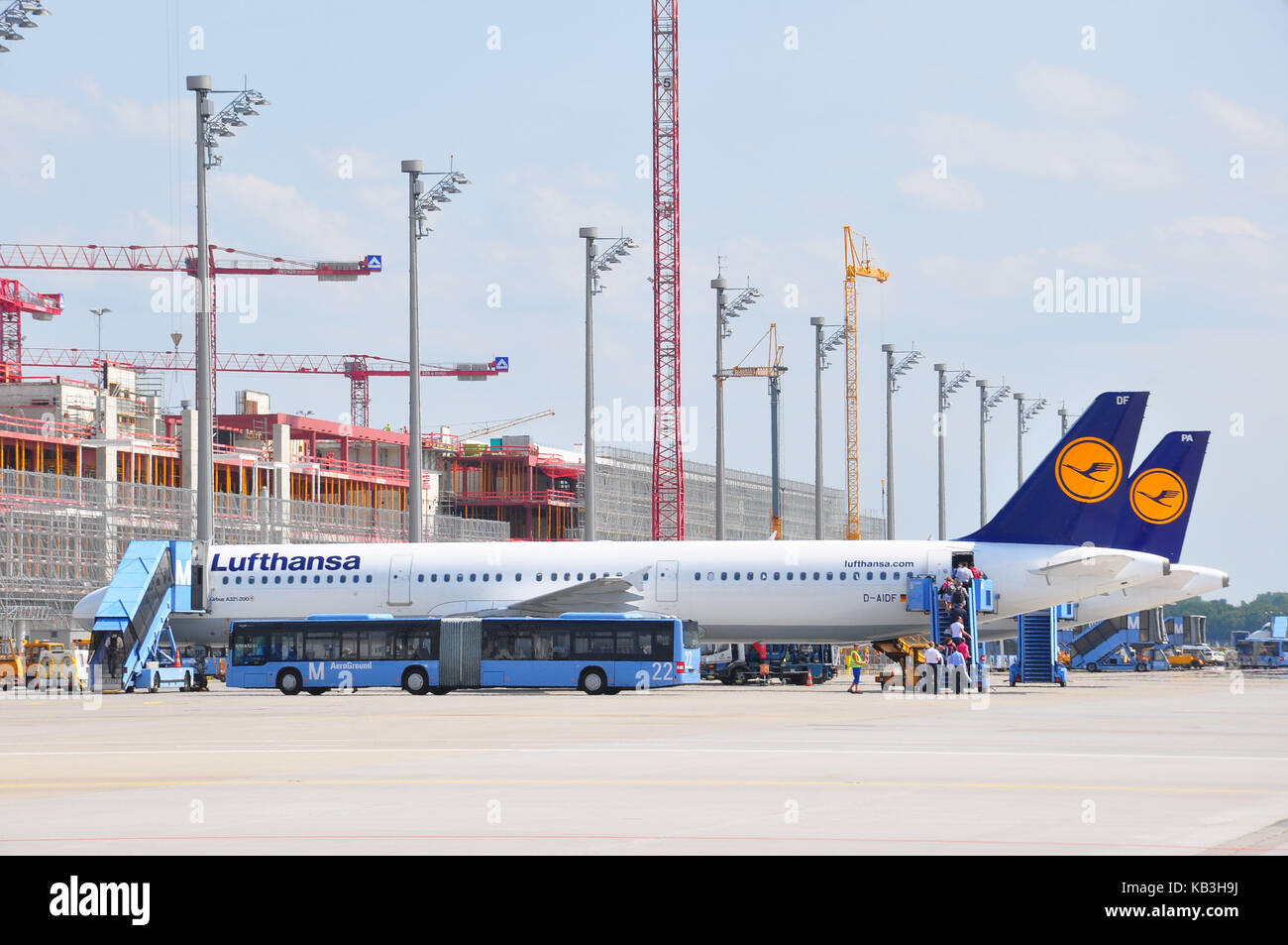 deutschland-bayern-m-nchen-flughafen-rampe-lufthansa-terminal