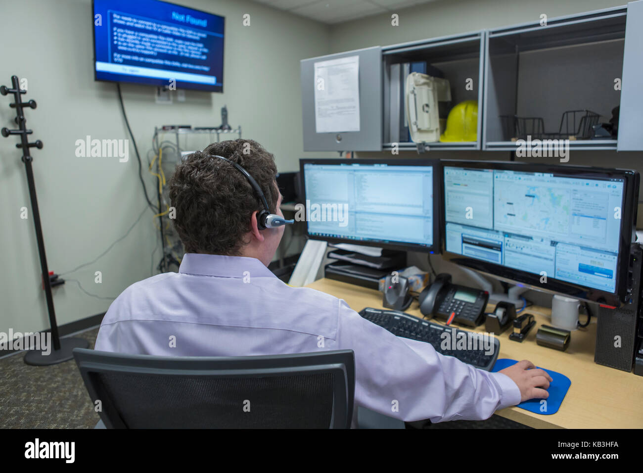 Männliche Mitarbeiter Customer Service Center von Kraftwerk Stockfoto