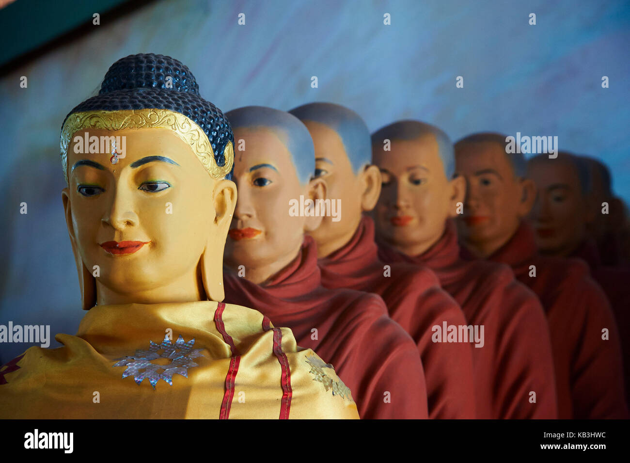 Nga htat gyi Pagode, Buddha Statue mit Mönchen, Myanmar, Yangon, Asien, Stockfoto