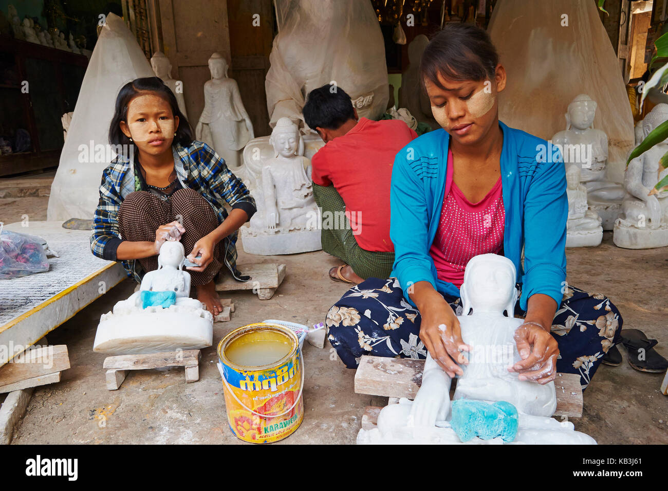 Junge Frauen produziert Buddha Skulpturen, Myanmar, Asien, Stockfoto