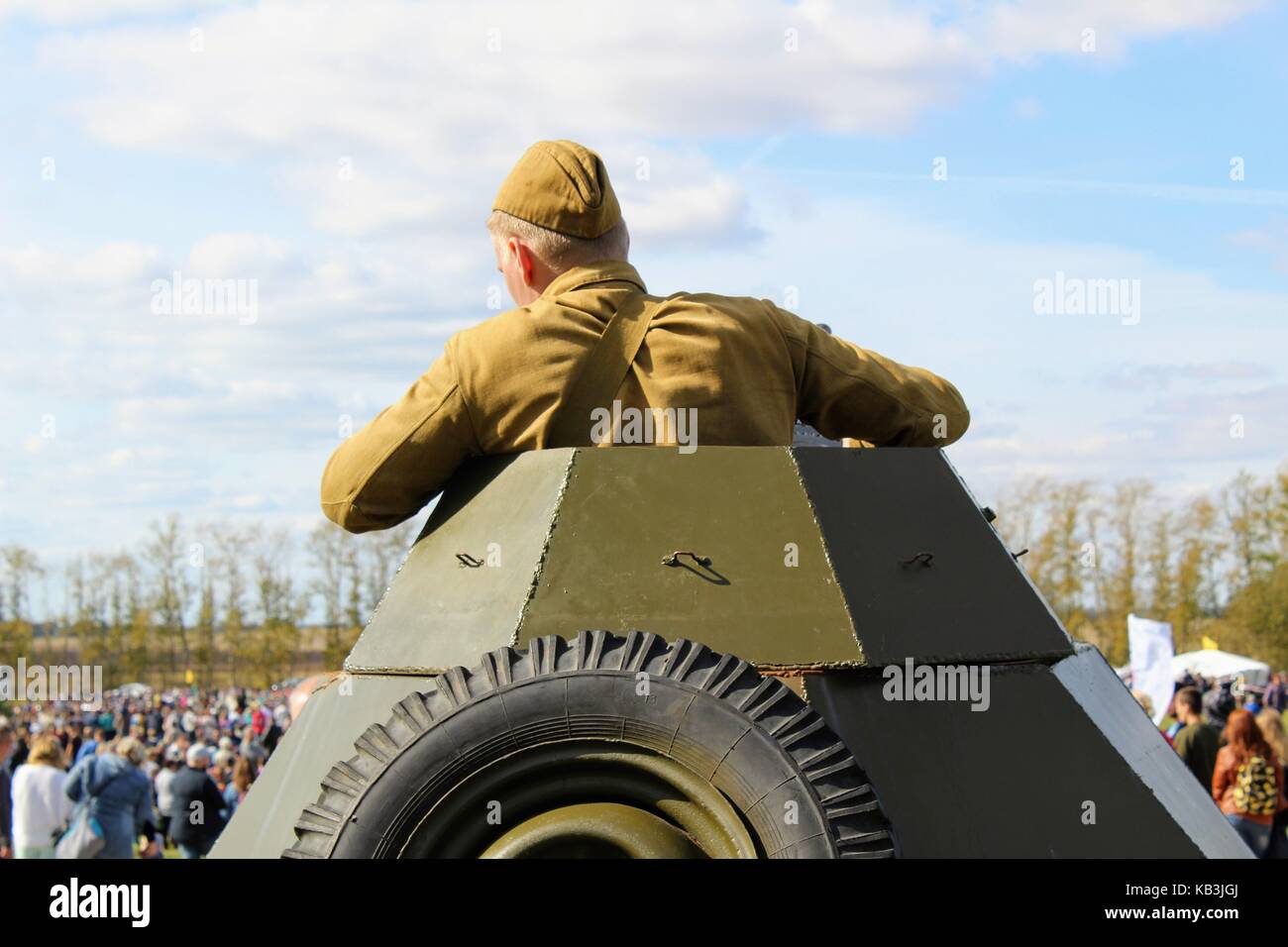 Die internationalen militärischen und historischen Festival" kulikovo Field": Rote Armee Soldat auf dem Turm einer Schützenpanzer. Stockfoto