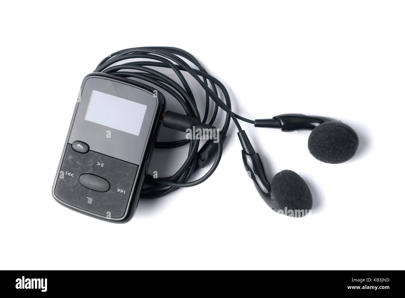 Schwarzer mp3-Player mit Ohrhörern, isoliert auf weißem Hintergrund Stockfoto
