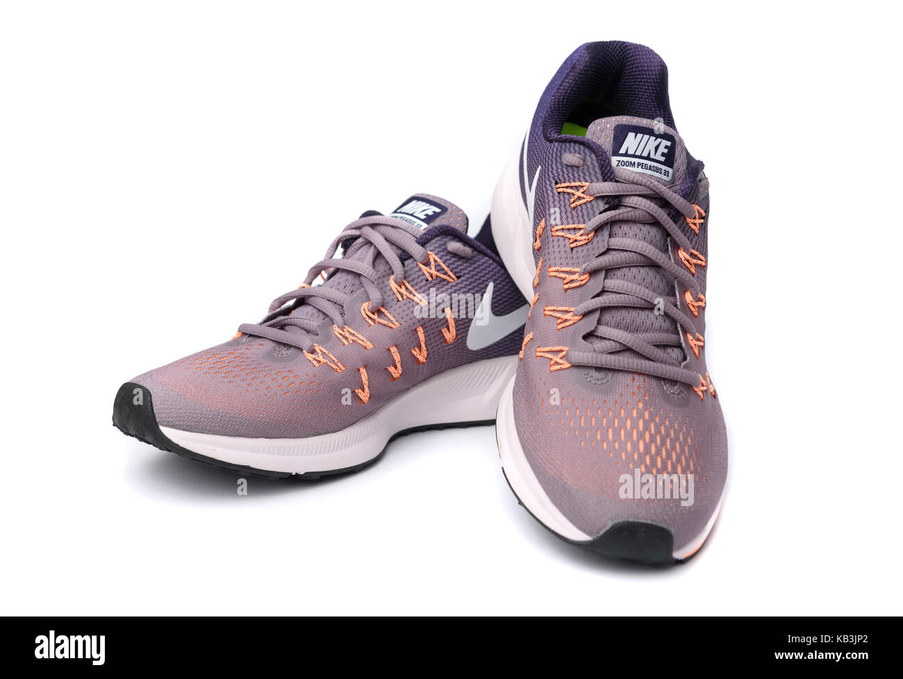 Lila und orange Nike Pegasus 33 Laufschuhe Ausschnitt auf weißem  Hintergrund Stockfotografie - Alamy