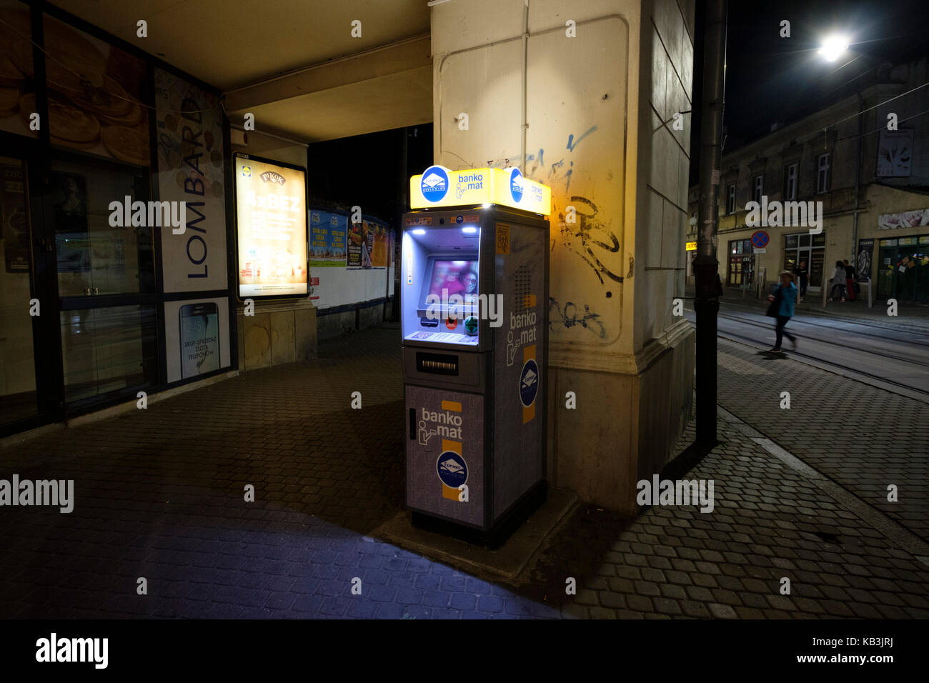 ATM Maschine auf einem dunklen Teil der Stadt Stockfoto