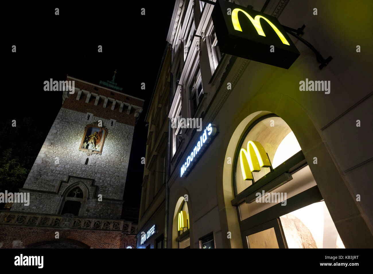 Außenansicht von einem McDonald's Restaurant neben St. Florian's Gate in Krakau, Polen, Europa Stockfoto